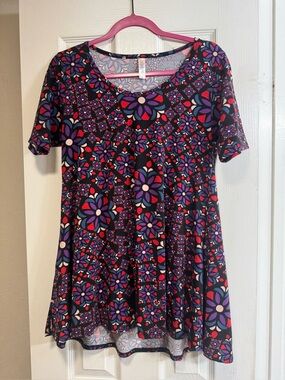 LuLaRoe Perfect Tee. Black w/purple flowers. High low hem. Side slits. GUC.